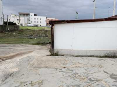 Per proseguire poco pi� avanti con un�ampia area abbandonata su cui fino a circa un lustro fa fu attivo un ristorante: di tutto ci� ora resta solo un rudere privo di porte e finestre e la sterpaglia che cresce mangiandosi il cortile esterno